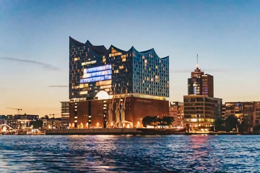 Hamburg esti hajókirándulás festői vízparti kilátással