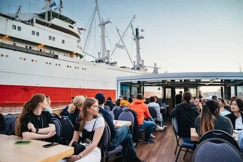 Hamburg esti hajókirándulás lenyűgöző kikötői fényekkel és nevezetességekkel