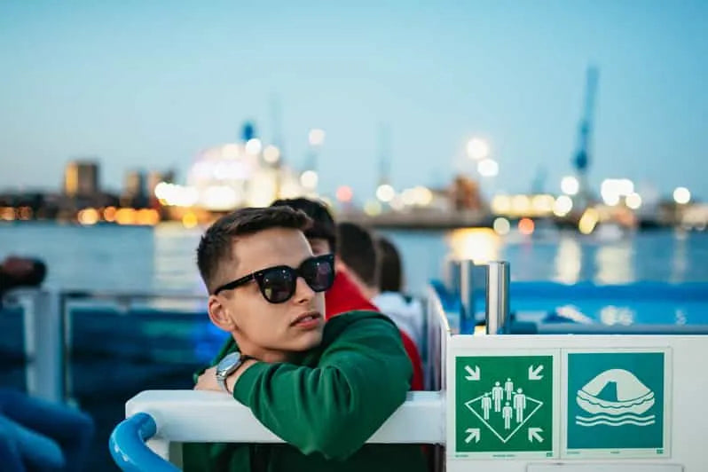 Hamburg esti hajókirándulás lenyűgöző kikötői fényekkel és nevezetességekkel