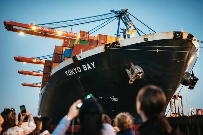 Hamburg esti hajókirándulás lenyűgöző kikötői fényekkel és nevezetességekkel