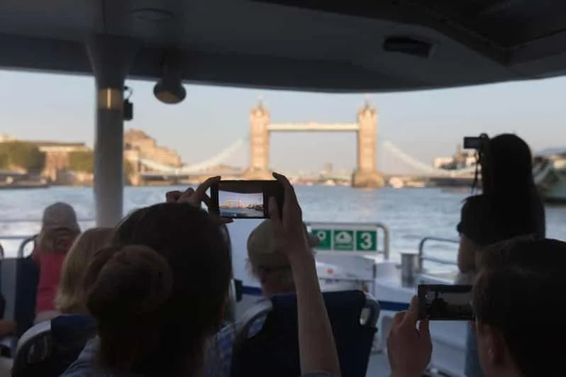 लंदन टेम्स हॉप-ऑन हॉप-ऑफ उबर बोट