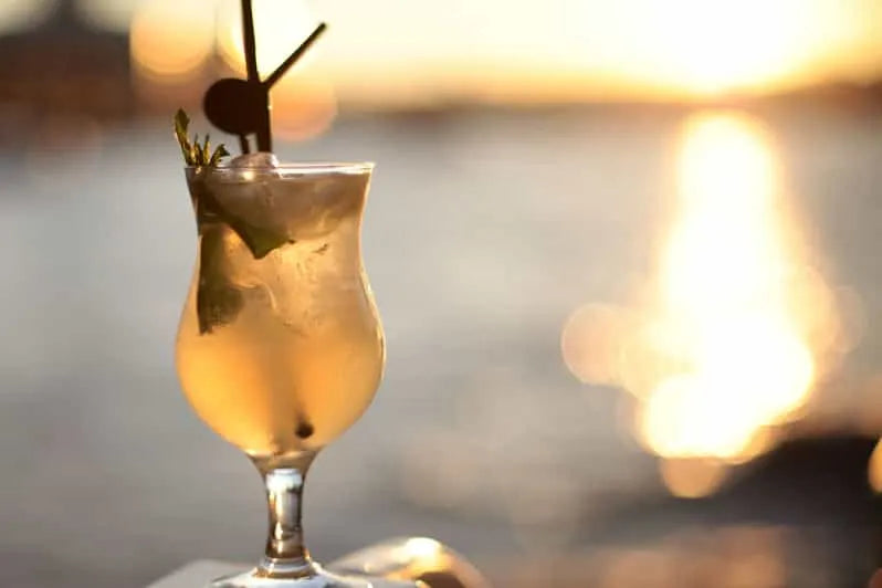 שייט ערב על נהר התמזה בלונדון עם יין וקאנפאות