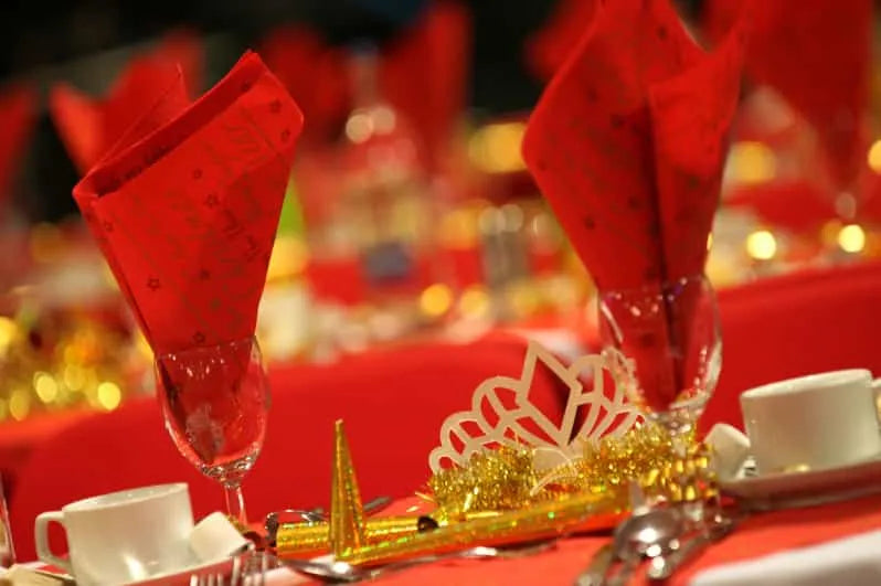 שייט ארוחת צהריים מסורתית של חג המולד בלונדון תמס על נהר התמזה עם 4 מנות