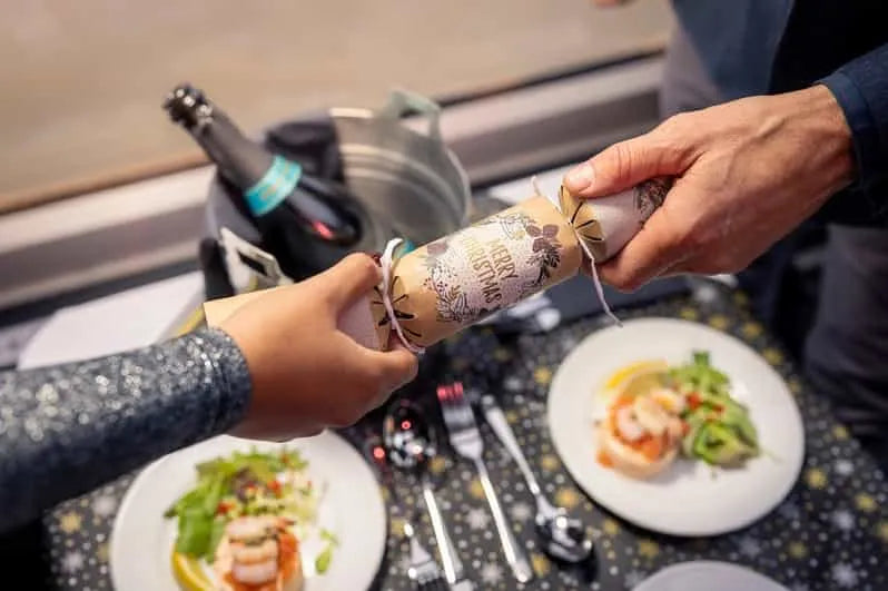 שייט ארוחת צהריים מסורתית של חג המולד בלונדון תמס על נהר התמזה עם 4 מנות