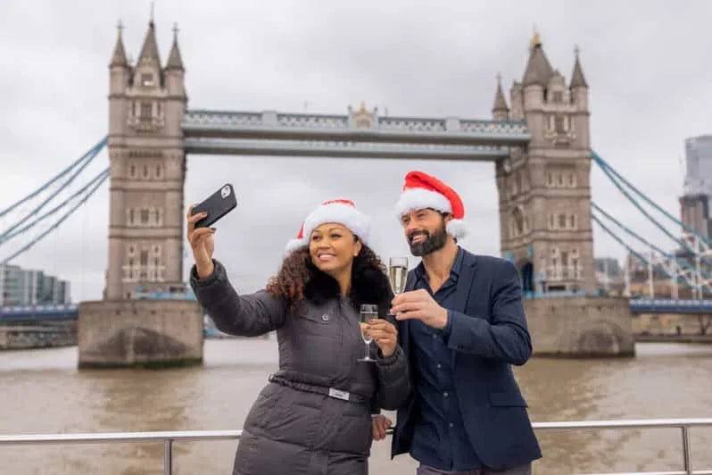 שייט ארוחת צהריים מסורתית של חג המולד בלונדון תמס על נהר התמזה עם 4 מנות