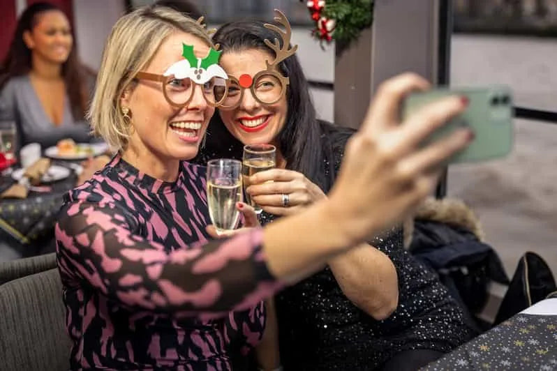 שייט ארוחת צהריים מסורתית של חג המולד בלונדון תמס על נהר התמזה עם 4 מנות