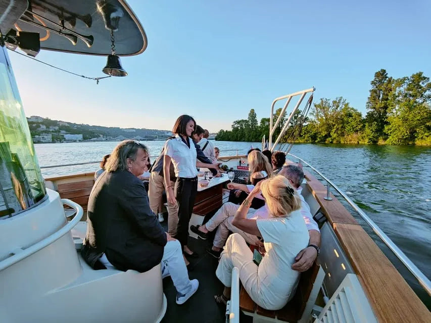 Lyon-i hajókirándulás helyi sajttal és borral