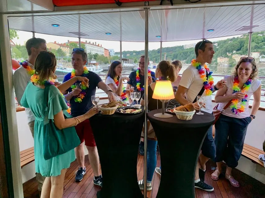 Lyon-i hajókirándulás helyi sajttal és borral