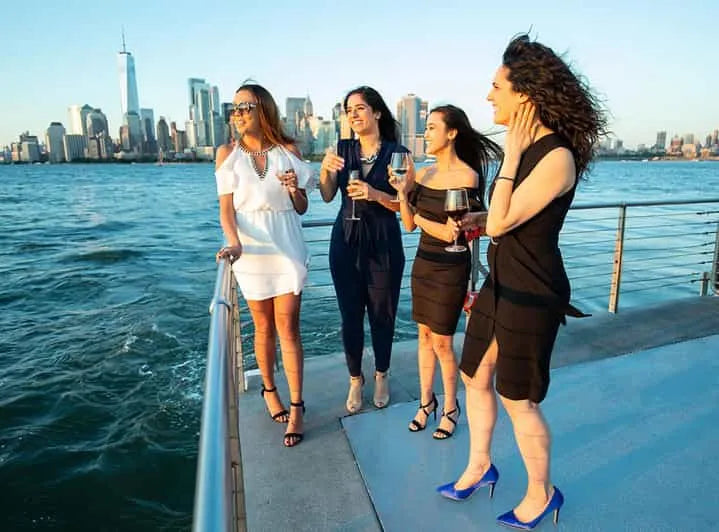 New York-i városi látványosságokkal és élő narrációval kísért brunch, ebéd vagy vacsora hajóút