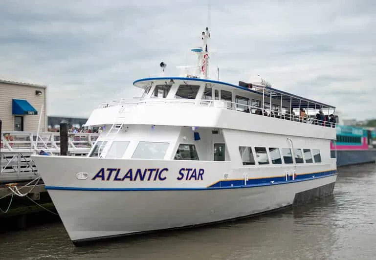 New York város belvárosi hajókirándulás a Szabadság-szobor látképével