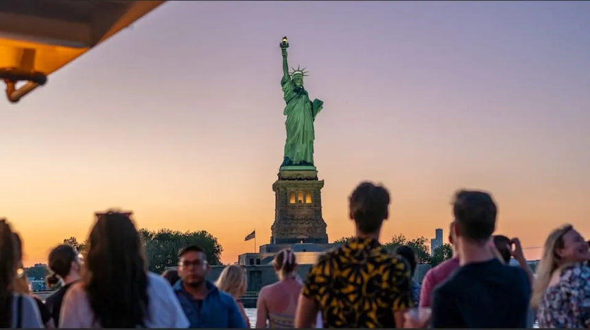 New York City Evening Statue of Liberty Cruise with Music and Drinks