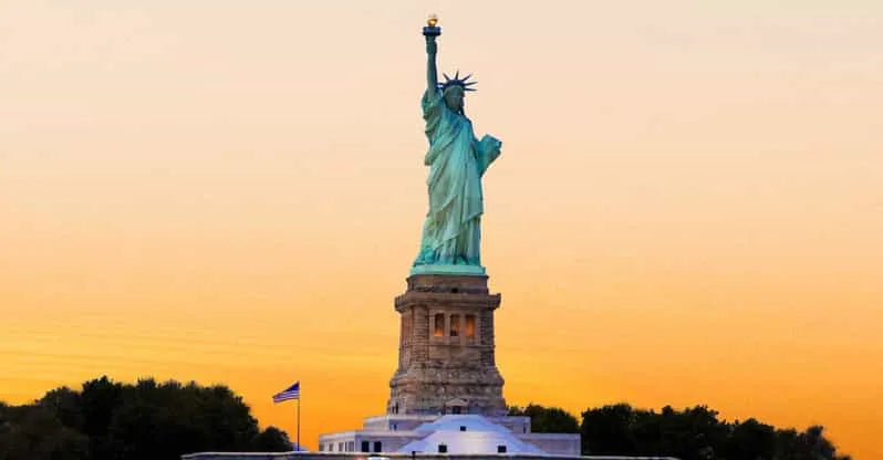 New York City Evening Statue of Liberty Cruise with Music and Drinks