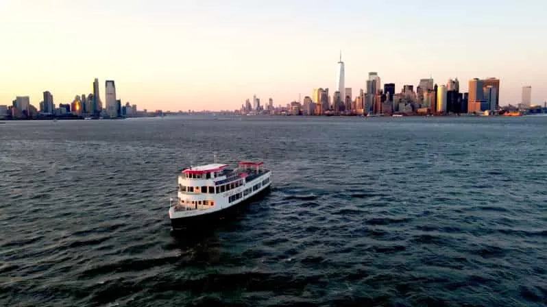 New York-i naplemente kikötői hajókirándulás élő kommentárral