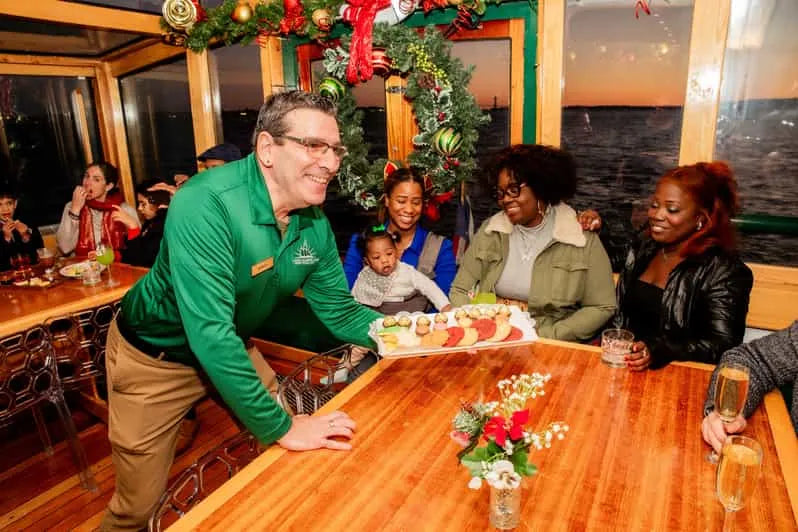 New York-i kikötői ünnepi hajókirándulás kakaóval és karácsonyi dalokkal