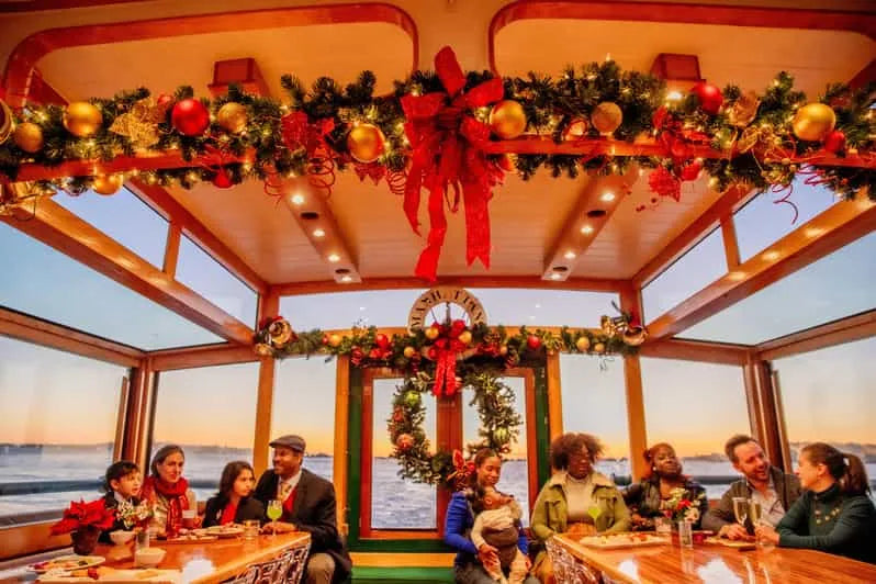 New York-i kikötői ünnepi hajókirándulás kakaóval és karácsonyi dalokkal