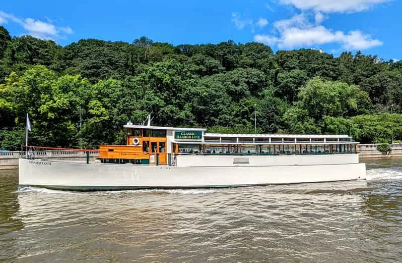 New York-i kikötői ünnepi hajókirándulás kakaóval és karácsonyi dalokkal