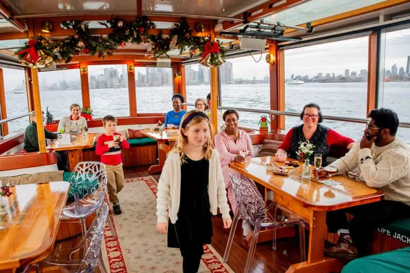 New York-i kikötői ünnepi hajókirándulás kakaóval és karácsonyi dalokkal