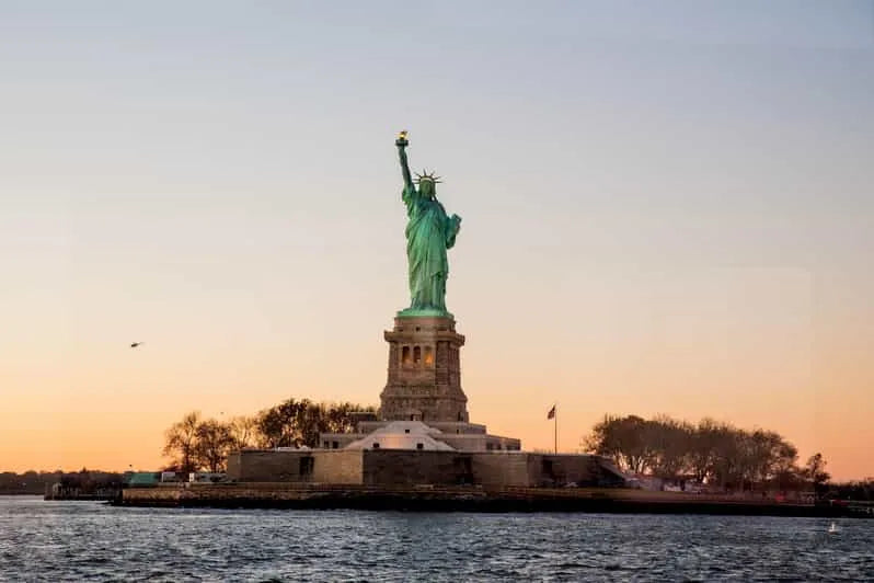 New York-i kikötői ünnepi hajókirándulás kakaóval és karácsonyi dalokkal