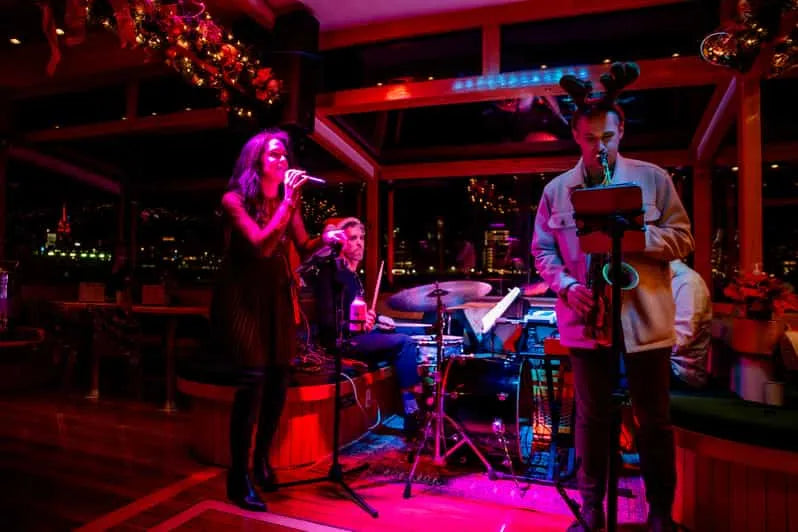 New York-i kikötői ünnepi hajókirándulás kakaóval és karácsonyi dalokkal