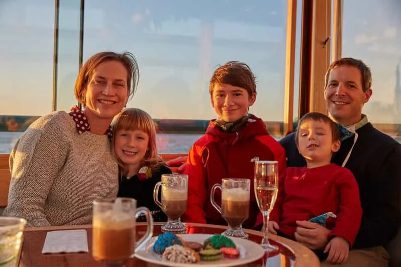 New York-i kikötői ünnepi hajókirándulás kakaóval és karácsonyi dalokkal