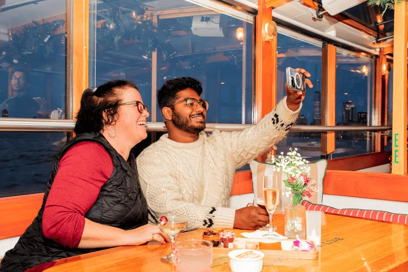 New York-i kikötői ünnepi hajókirándulás kakaóval és karácsonyi dalokkal