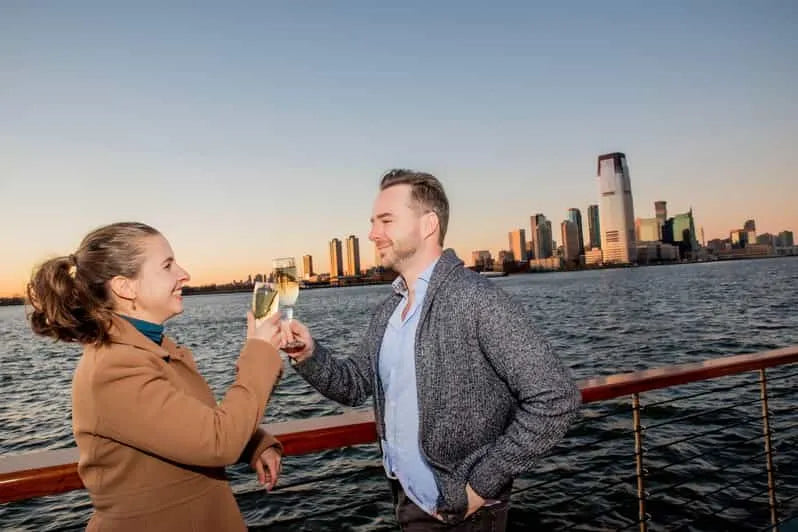 New York-i kikötői ünnepi hajókirándulás kakaóval és karácsonyi dalokkal