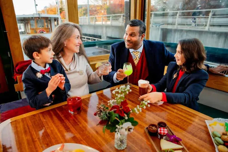 New York-i kikötői ünnepi hajókirándulás kakaóval és karácsonyi dalokkal