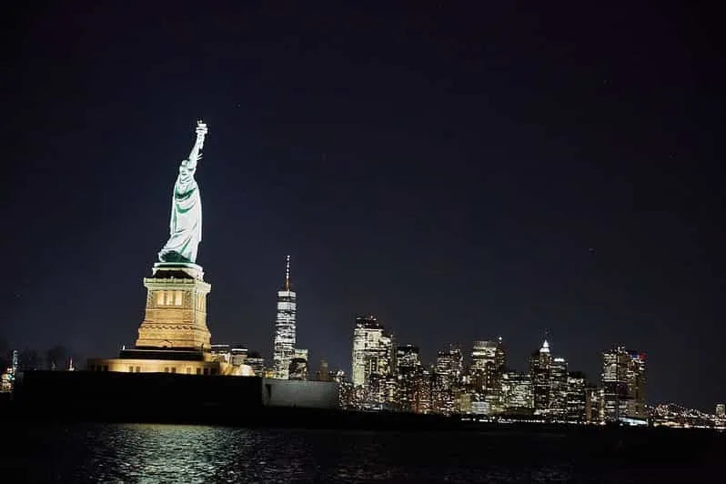 New York Skyline Evening Yacht Cruise with Drinks