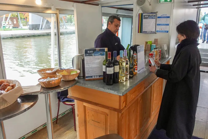 Chuyến du thuyền tham quan Kênh St. Martin ở Paris với bình luận trực tiếp