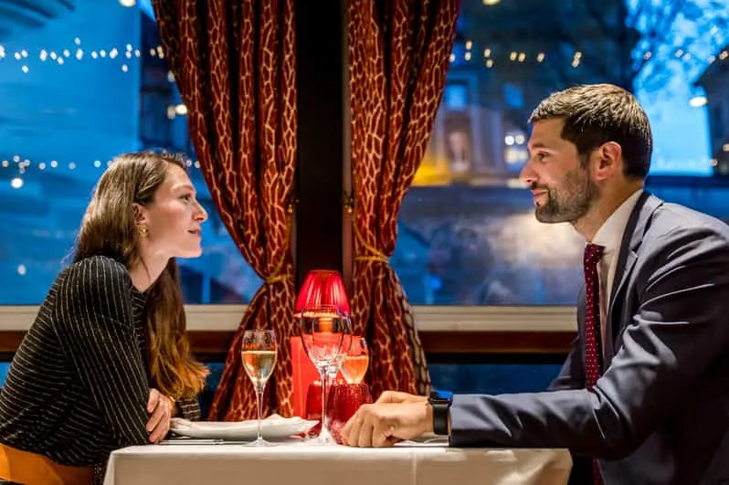 Croisière dîner 3 plats à Paris avec musique live