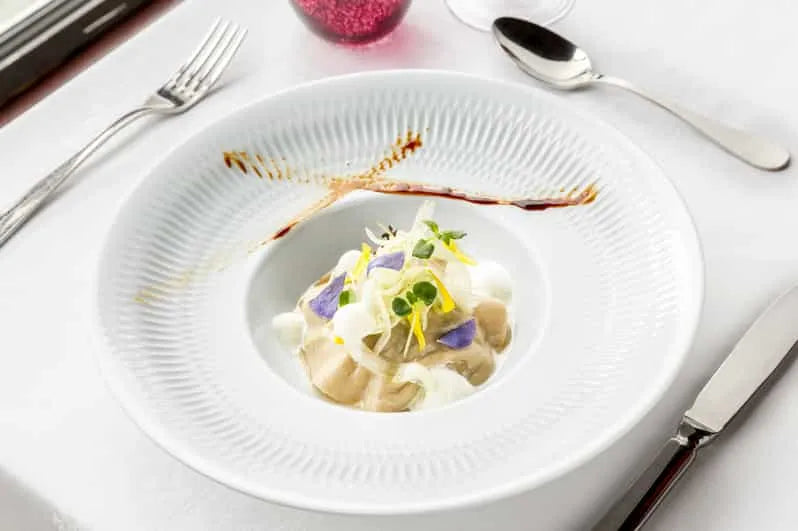 Croisière dîner 3 plats à Paris avec musique live