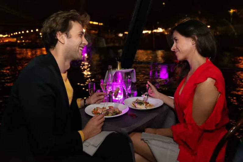 Du thuyền bữa tối Giáng sinh hoặc Năm mới ở Paris