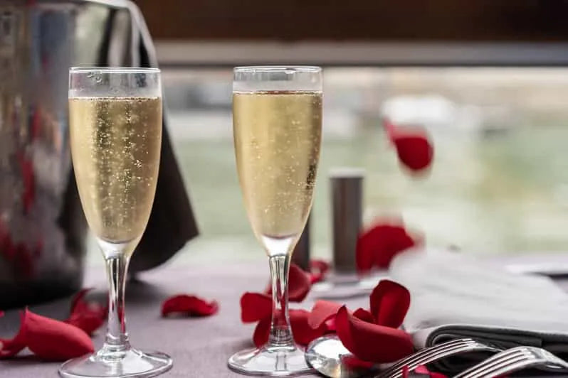 Du thuyền bữa tối Giáng sinh hoặc Năm mới ở Paris