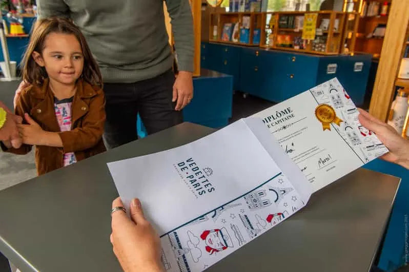 पेरिस परिवार के अनुकूल नदी क्रूज टूर गाइड के साथ