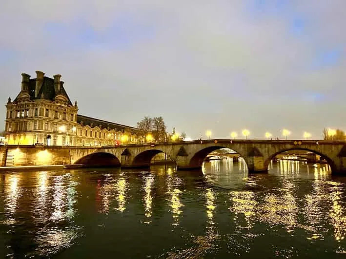 पेरिस नाइट साईटसीइंग रिवर क्रूज ऑडियो गाइड और वफ़ल्स के साथ