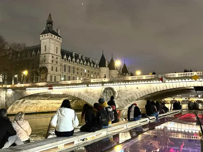 पेरिस नाइट साईटसीइंग रिवर क्रूज ऑडियो गाइड और वफ़ल्स के साथ