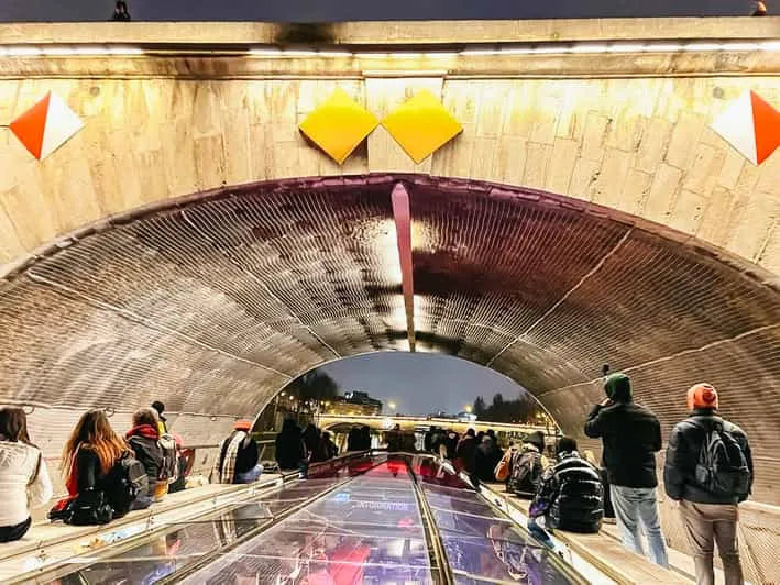 पेरिस नाइट साईटसीइंग रिवर क्रूज ऑडियो गाइड और वफ़ल्स के साथ