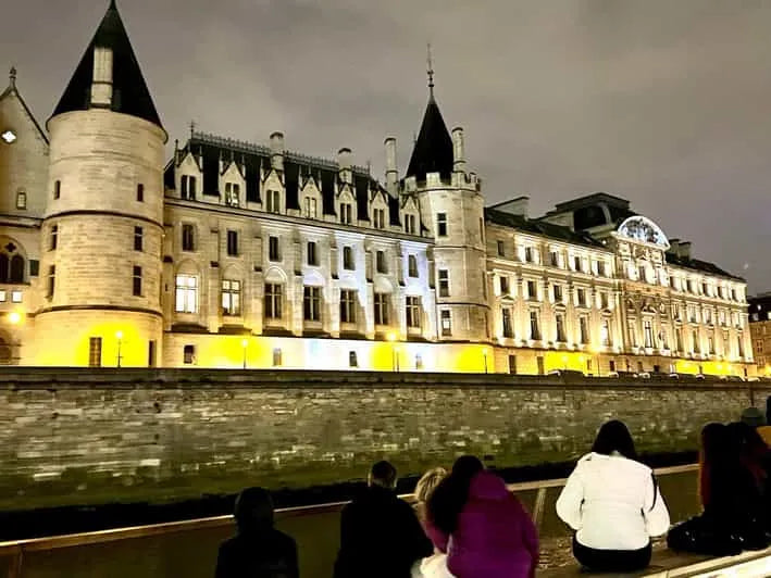 पेरिस नाइट साईटसीइंग रिवर क्रूज ऑडियो गाइड और वफ़ल्स के साथ