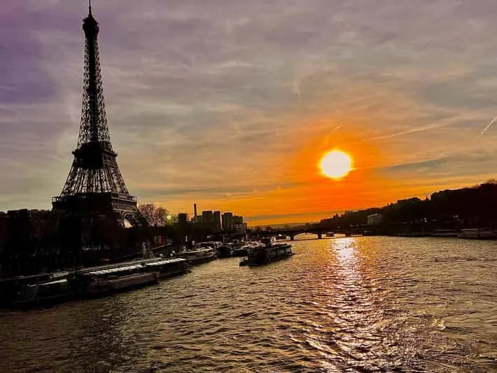 पेरिस नाइट साईटसीइंग रिवर क्रूज ऑडियो गाइड और वफ़ल्स के साथ