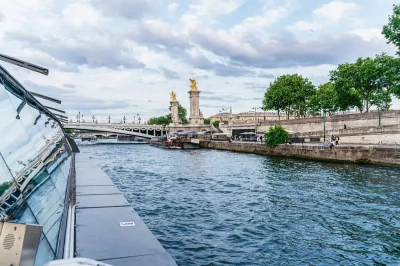 Dîner à Paris 3 ou 4 plats croisière avec musique live (Bateaux Parisiens)