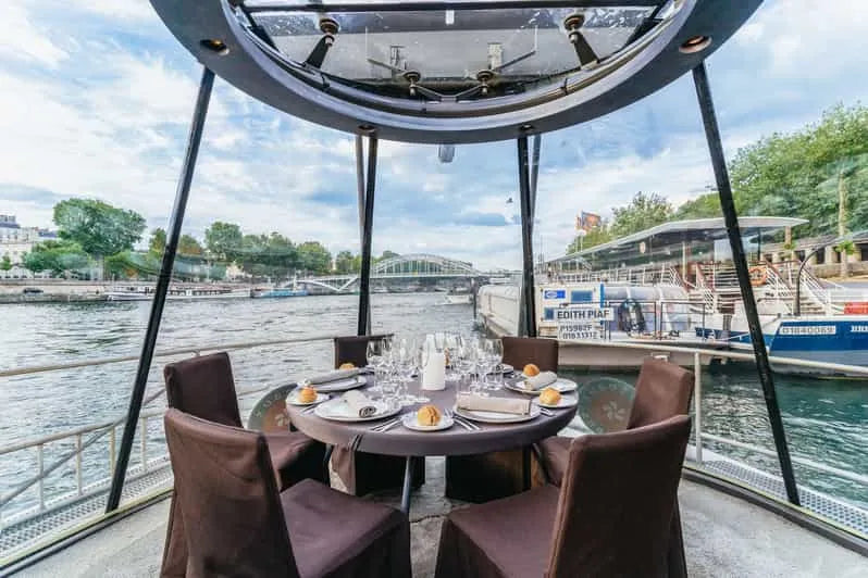 Dîner à Paris 3 ou 4 plats croisière avec musique live (Bateaux Parisiens)