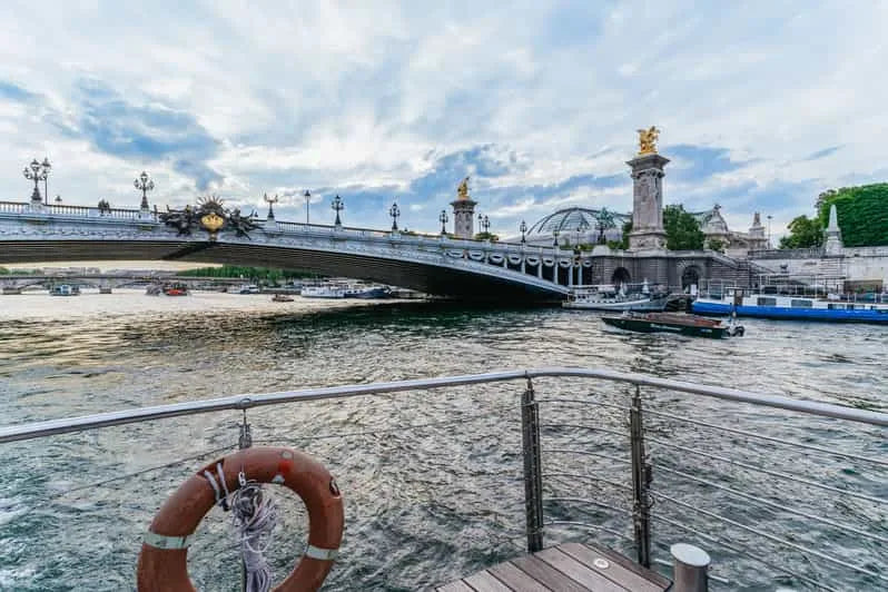 Dîner à Paris 3 ou 4 plats croisière avec musique live (Bateaux Parisiens)