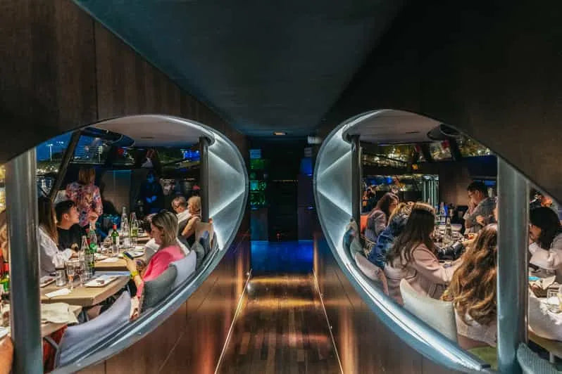 Dîner à Paris 3 ou 4 plats croisière avec musique live (Bateaux Parisiens)