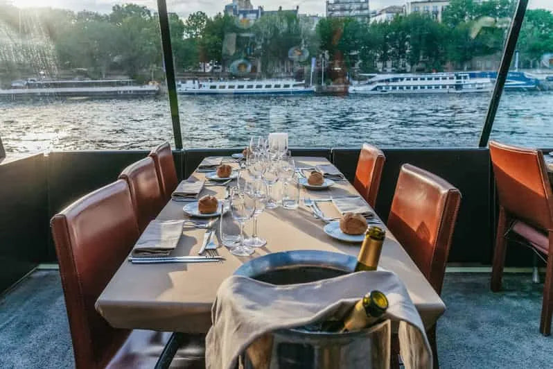 Dîner à Paris 3 ou 4 plats croisière avec musique live (Bateaux Parisiens)