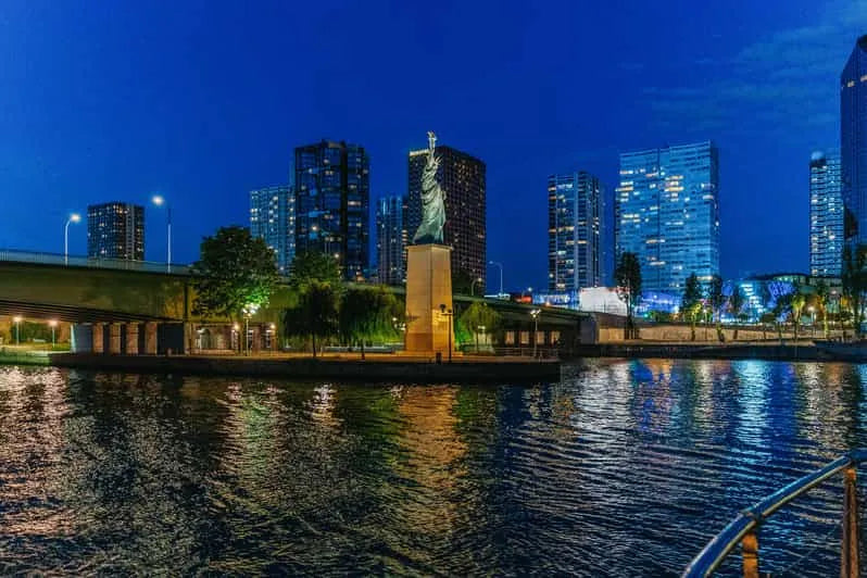 Dîner à Paris 3 ou 4 plats croisière avec musique live (Bateaux Parisiens)