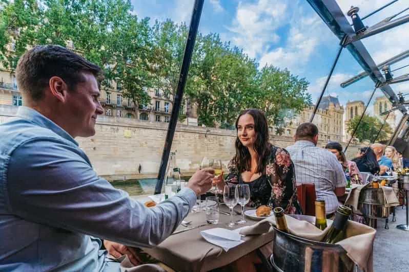 Dîner à Paris 3 ou 4 plats croisière avec musique live (Bateaux Parisiens)