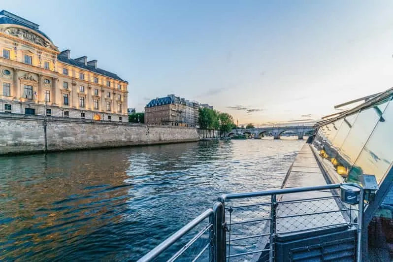 Dîner à Paris 3 ou 4 plats croisière avec musique live (Bateaux Parisiens)