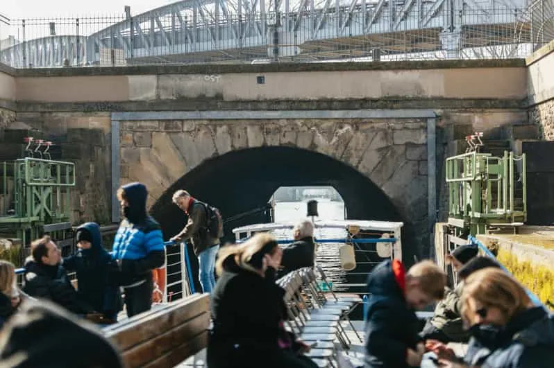 Chuyến du thuyền tham quan Kênh St. Martin ở Paris với bình luận trực tiếp