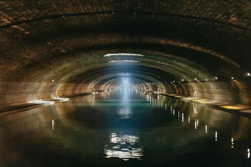 Chuyến du thuyền tham quan Kênh St. Martin ở Paris với bình luận trực tiếp