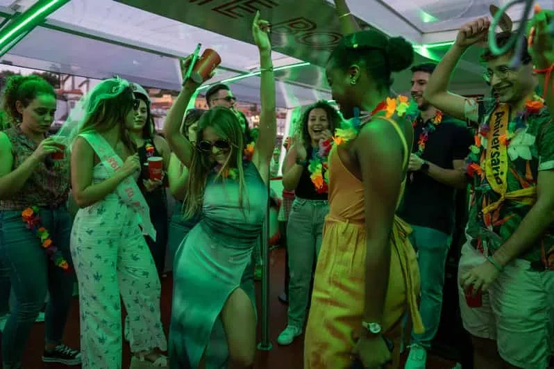 Porto folyóhajózás italokkal és naplemente látvánnyal